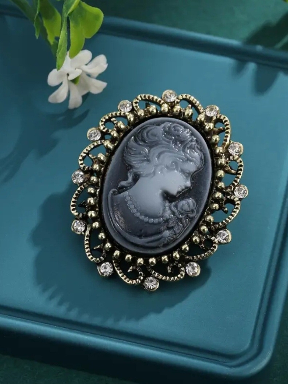 Victorian-Style Dark Blue Cameo Brooch - Elegant Women's Fashion Jewelry